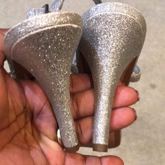 Michael Kors Silver T-Strap Glitter Sandals with 4 inch Heel-Size 8.5M - Picture 5 of 10